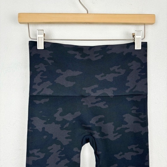 NWT SPANX Look At Me Now Black Camo Leggings Sz M - Picture 7 of 9